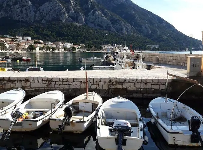 Center Town Lipa Mala * Gradac